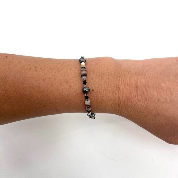 Gray Cream Neutral Star Beaded Longer Bracelet Costume Jewelry - Picture 3 of 3